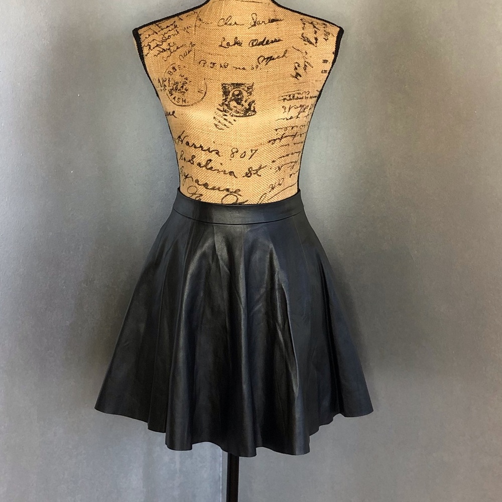 VAKKO Sport Faux Leather Skirt size small